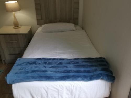 Ένα ή περισσότερα κρεβάτια σε δωμάτιο στο 50 Galena Affordable Luxury