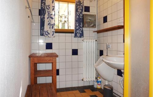Et badeværelse på 3 Bedroom Pet Friendly Home In Lamalou-les-bains