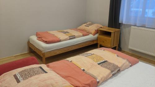 En eller flere senge i et værelse på Apartman692