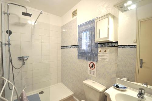 Un baño con ducha, inodoro y lavabo. en Le Seigneur des Bois, en Bussière-Galant