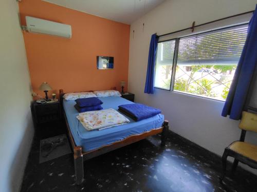 Un pat sau paturi într-o cameră la GUSMAR - Hermosa y confortable casa a pasos de la playa.