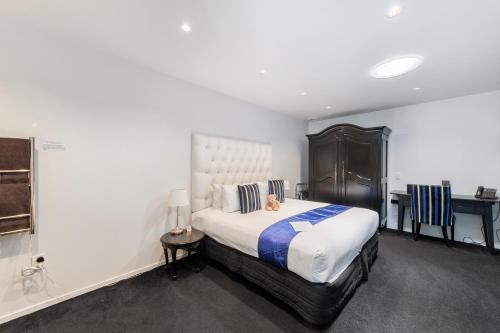 a bedroom with a large bed in a room at Black Swan Lakeside Boutique Hotel in Rotorua