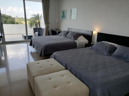 une chambre d'hôtel avec deux lits et un canapé dans l'établissement Town Center Playa Blan, à Playa Blanca