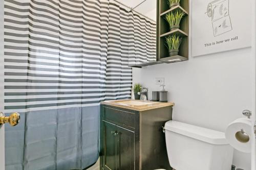 Vannituba majutusasutuses 1BR Apartment in Rogers Park with King Bed - Lunt 2E
