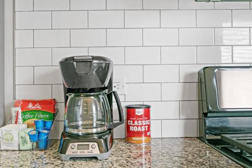 a blender sitting on top of a kitchen counter at 1BR Apartment in Rogers Park with King Bed - Lunt 2E in Chicago