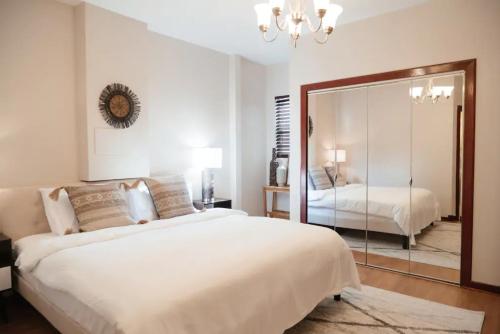 Katil atau katil-katil dalam bilik di 2BR Airy & Tidy Apt with Free Covered Parking - Central Modern
