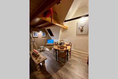 un comedor con mesa y sillas en una habitación en La Maison Sévigné - Appart Hôtel - N°7 Le Savoyard, en Béthune