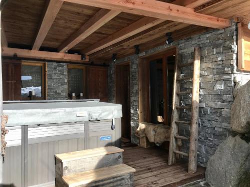 un porche d'une maison avec un mur de pierre dans l'établissement CHALET ALBA, à Chamonix-Mont-Blanc