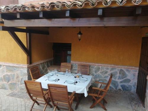 A restaurant or other place to eat at La Encomienda de Oreja