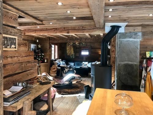 - un salon doté d'un poêle à bois dans l'établissement CHALET ALBA, à Chamonix-Mont-Blanc