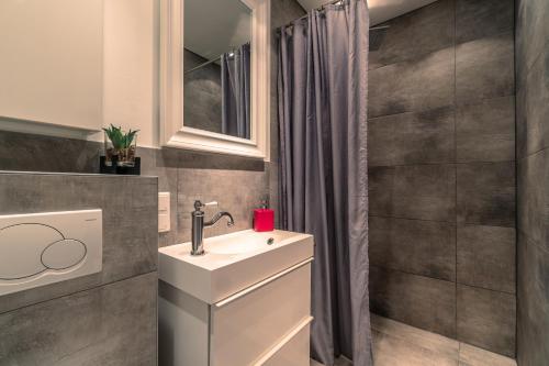 a bathroom with a sink and a shower at Marienzimmer in Weibern