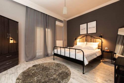 - une chambre avec un grand lit et un tapis dans l'établissement View and the city, à Thessalonique