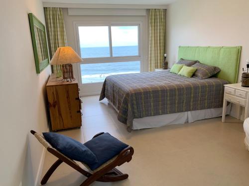 En eller flere senge i et værelse på Alto Padrão Pé na Areia 2