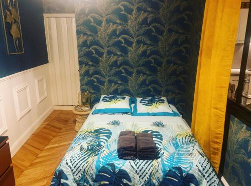 een slaapkamer met een bed met handdoeken erop bij Appartement centre Fontainebleau in Fontainebleau