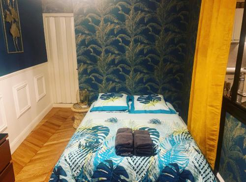 a bedroom with a bed with towels on it at Appartement centre Fontainebleau in Fontainebleau