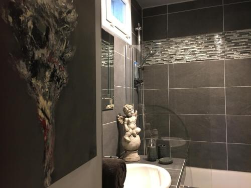 La salle de bains est pourvue d'un lavabo et d'une douche carrelée. dans l'établissement Au coeur de Sainte Catherine, à Honfleur