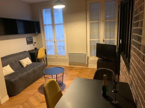 Μια τηλεόραση ή/και κέντρο ψυχαγωγίας στο Appartement centre Fontainebleau