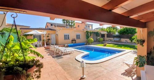 una piscina en medio de un patio en Chalet con piscina privada y barbacoa en Tarragona