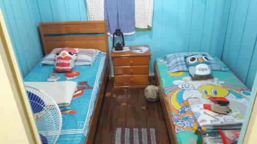 two twin beds in a room with blue walls at Sítio para Famílias em Pomerode - Santa Catarina in Pomerode