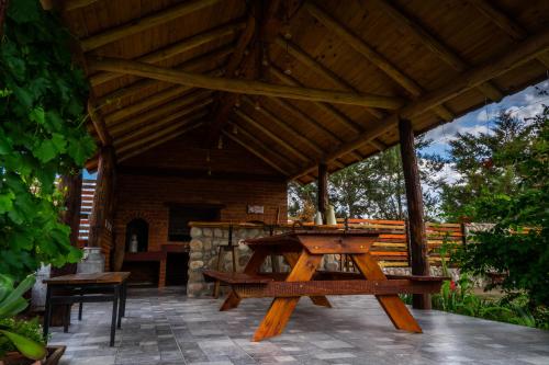 a picnic table and bench in a pavilion at Cabañas Abigail in Nono