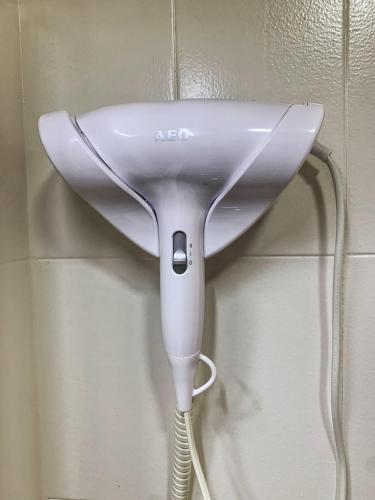 a white hair dryer hanging on a wall at Hostal Restaurante Méndez in Villafranca del Bierzo