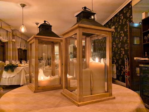 a couple of glass display cases in a room at Hostal Restaurante Méndez in Villafranca del Bierzo