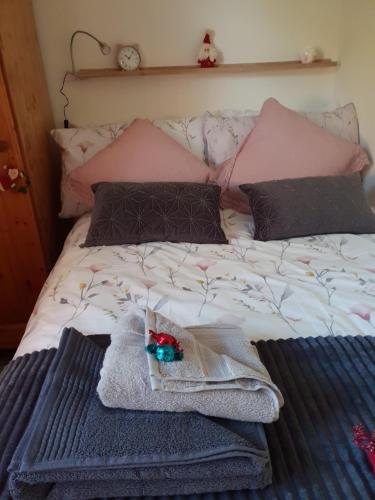Una cama o camas en una habitación de Kiltoy Cottage,