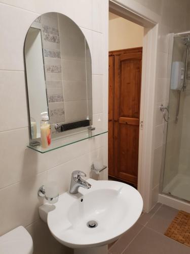 Un baño de Kiltoy Cottage,