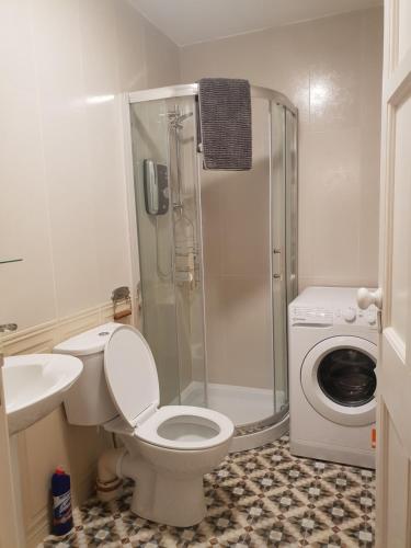 Un baño de Kiltoy Cottage,