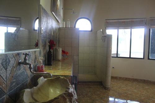 Bathroom sa Villa Arjuna