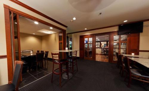 Radisson Hotel & Conference Center Rockfordにあるレストランまたは飲食店