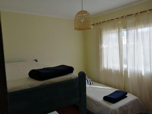 Un dormitorio con dos camas y una ventana. en Rinconada, casa de huéspedes, en San Pedro