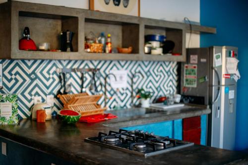 Η κουζίνα ή μικρή κουζίνα στο Azul Cielo Hostel