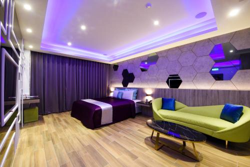 um quarto de hotel com uma cama e um sofá em I-Like Motel em Pingzhen