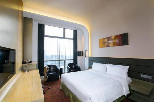 松江区にあるHoliday Inn Shanghai Songjiang, an IHG Hotel - Miaoqian Streetのベッドと大きな窓が備わるホテルルームです。