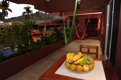 una ciotola di frutta su un tavolo su un balcone di La Ceiba del Mar a Zihuatanejo