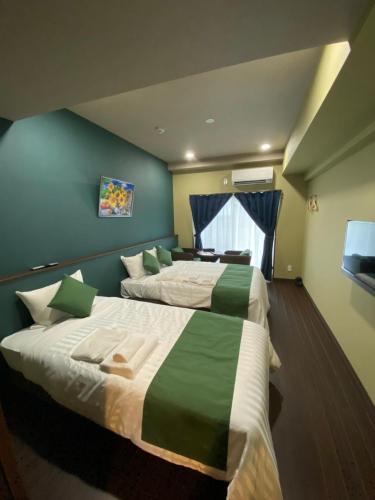 Postel nebo postele na pokoji v ubytování HOTEL Fit in Miyakojima