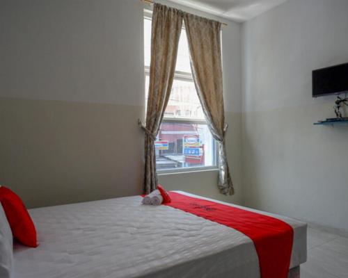 a bedroom with a bed and a window at RedDoorz near Tamansari Shopping Center Salatiga in Salatiga