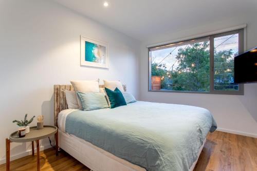Un dormitorio con una cama grande y una ventana en 160 Steps... from Yallingup Beach, en Yallingup