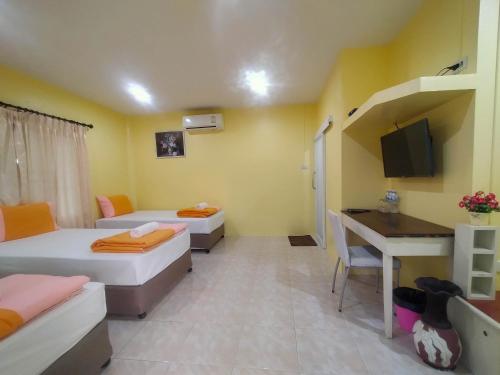 um quarto com duas camas e uma secretária em Ozone Chomdao Resort em Wang Nam Khieo
