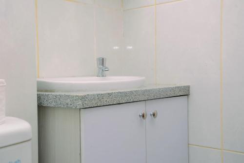 Φωτογραφία από το άλμπουμ του Comfy with Modern Style 1BR Grand Kamala Lagoon Apartment By Travelio σε Pekayon Satu