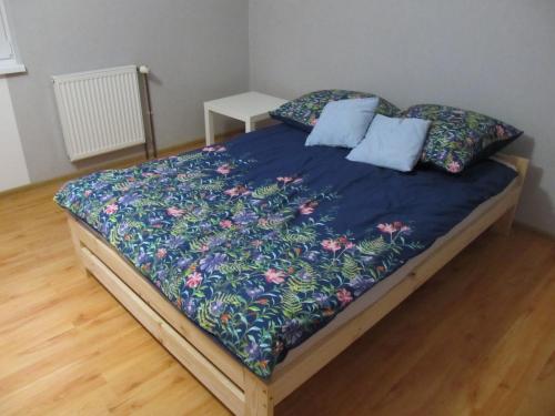 מיטה או מיטות בחדר ב-Dom w Niechorzu