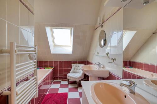 Kúpeľňa v ubytovaní Maison de 4 chambres avec piscine interieure jardin clos et wifi a Villentrois Faverolles en Berry