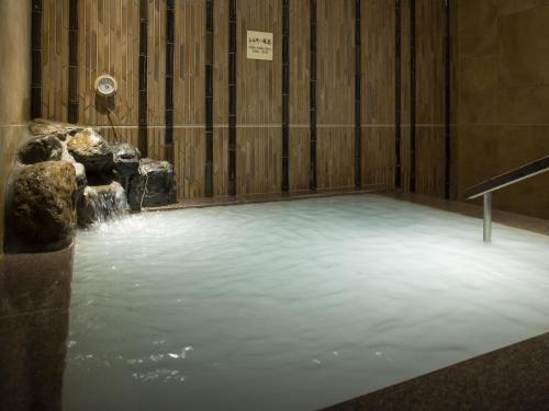 a room with a pool of water on a stage at Onyado Nono Kyoto Shichijo Natural Hot Spring in Kyoto