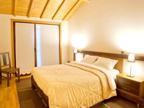 Postel nebo postele na pokoji v ubytování 2 bedrooms house with shared pool enclosed garden and wifi at Eira Vedra