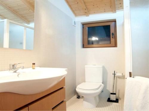 ein Badezimmer mit einem weißen Waschbecken und einer Toilette in der Unterkunft Comfortable Countryside House in Eira-Vedra with Shared Pool in Vieira do Minho