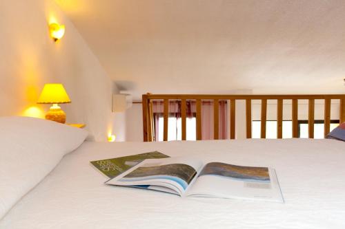 Un pat sau paturi într-o cameră la Appartement de 2 chambres a Porticcio a 800 m de la plage avec piscine partagee balcon amenage et wifi