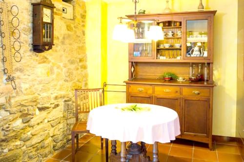 En restaurant eller et spisested på 9 bedrooms villa with city view private pool and terrace at Outeiro San Sadurnino de Ferrol Terra