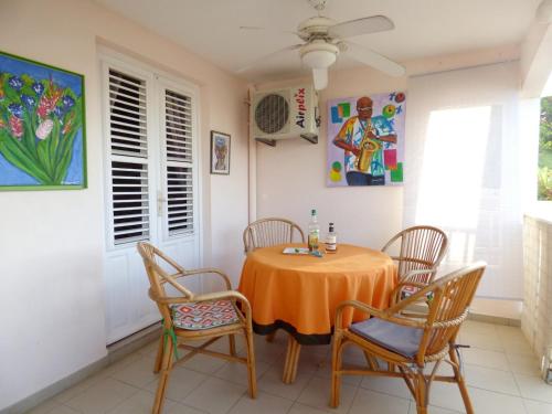 a dining room with a table and chairs at Appartement accueillant avec vue sur la mer - 70 m² à Les Trois-Îlets in Les Trois-Îlets