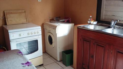 Η κουζίνα ή μικρή κουζίνα στο Appartement de 3 chambres avec jardin clos et wifi a Le Tampon
